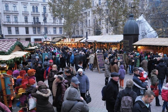 Tegnap kilátogattunk a családdal a Budapesti Adventi és Karácsonyi Vásárra.. BÁR NE tettük volna.. Még most se tértünk magunkhoz attól, amit OTT TÖRTÉNT! EZT figyeljék: