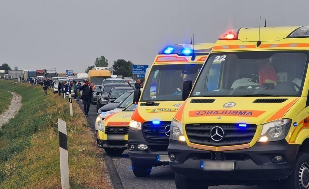 1 PERCE ÉRKEZETT:Hatalmas baleset ! Közel 4 km-es a torlódás, forgalmat megállították, sávzárás.A helyszínelés jelenleg is tart, a torlódás közel 4kilométeres