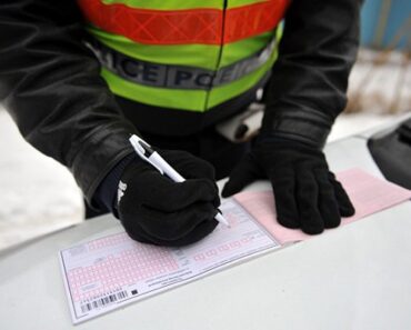 Azt hitte, meg akarja büntetni a rendőr, ám helyette olyan dolgot kapott, amitől libabőrös lett!